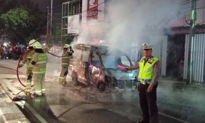 Mobil Angkot Gosong Terbakar di Pasar Minggu Arah Kalibata, Lalin Terganggu